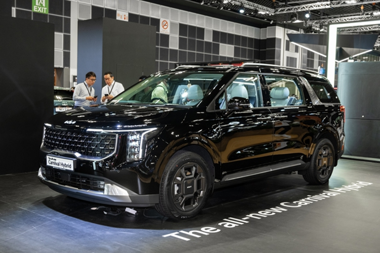 Xe sở hữu không gian nội thất 2 tông màu, tinh tế và cao cấp. Tại thị trường quốc tế, Kia Carnival 2025 vẫn có các cấu hình động cơ xăng 3.5L và dầu 2.2L như bản cũ. Ngoài ra, ở lần nâng cấp giữa vòng đời này, xe còn được bổ sung hệ thống truyền động hybrid mới.