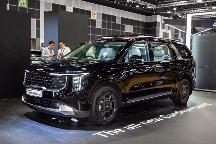 Xe sở hữu không gian nội thất 2 tông màu, tinh tế và cao cấp. Tại thị trường quốc tế, Kia Carnival 2025 vẫn có các cấu hình động cơ xăng 3.5L và dầu 2.2L như bản cũ. Ngoài ra, ở lần nâng cấp giữa vòng đời này, xe còn được bổ sung hệ thống truyền động hybrid mới.