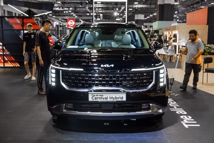 Hệ truyền động hybrid là sự kết hợp của động cơ xăng 1.6L tăng áp với mô-tơ điện cho tổng công suất 245 mã lực và mô-men xoắn 367 Nm. Theo công bố của Kia, động cơ này có mức tiêu hao nhiên liệu 14km/l (trung bình khoảng 7,1 lít/100km).