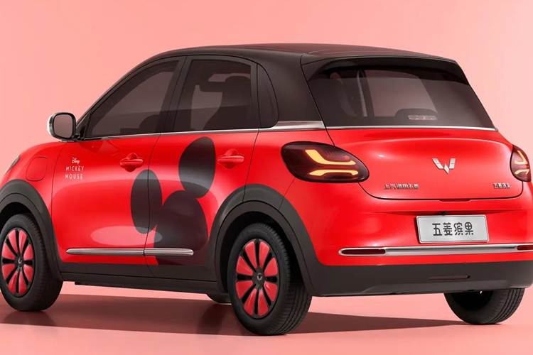 Gói này cũng áp dụng tông màu đỏ và đen cổ điển của Disney Mickey, phần thân có hình ảnh hoạt hình Mickey dễ thương và sống động, tạo ra bầu không khí mơ mộng. Tại thị trường Trung Quốc, giá xe Wuling Bingo 2024 từ 59.800 - 88.800 Nhân dân tệ (khoảng 204 - 304 triệu đồng).