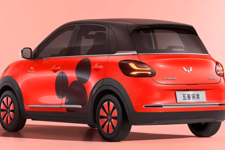 Gói này cũng áp dụng tông màu đỏ và đen cổ điển của Disney Mickey, phần thân có hình ảnh hoạt hình Mickey dễ thương và sống động, tạo ra bầu không khí mơ mộng. Tại thị trường Trung Quốc, giá xe Wuling Bingo 2024 từ 59.800 - 88.800 Nhân dân tệ (khoảng 204 - 304 triệu đồng).