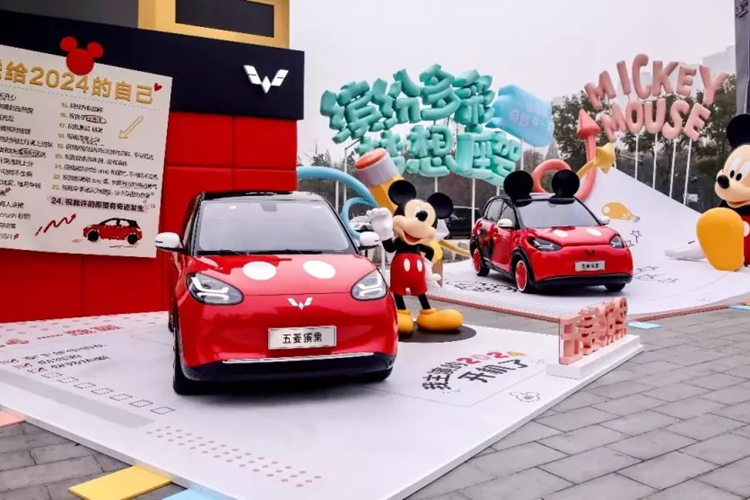 Tất cả những khách hàng khi chọn mua dòng xe điện Wuling Bingo đều có thể chọn gói sửa đổi Mickey Dream với giá 2.088 nhân dân tệ, tương đương 6,8 triệu đồng, chương trình này áp dụng từ hôm qua, ngày 5/1/2024.