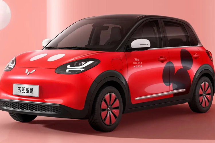 Gói sửa đổi Mickey Dream dành cho xe Wuling Bingo sẽ bao gồm hộp quà tặng tùy chỉnh của Mickey như máy tính bảng có mùi thơm Mickey, nhãn dán chữ ký trên thân xe Mickey, vỗ tay đuôi xe Mickey, bìa giấy phép lái xe Mickey, vỏ chìa khóa xe Mickey và búp bê Mickey chính hãng.