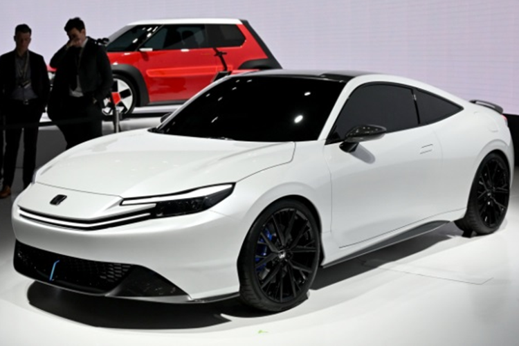 Mới đây, một báo cáo tại Nhật Bản đã hé lộ thêm một vài thông tin về mẫu Prelude này. Cụ thể, Honda Prelude 2025 mới sẽ được giới thiệu dưới dạng một chiếc coupe 2 cửa với 4 ghế ngồi, hệ truyền động vẫn dùng cầu trước tương tự "người tiền nhiệm" được giới thiệu lần đầu tiên vào năm 1978.