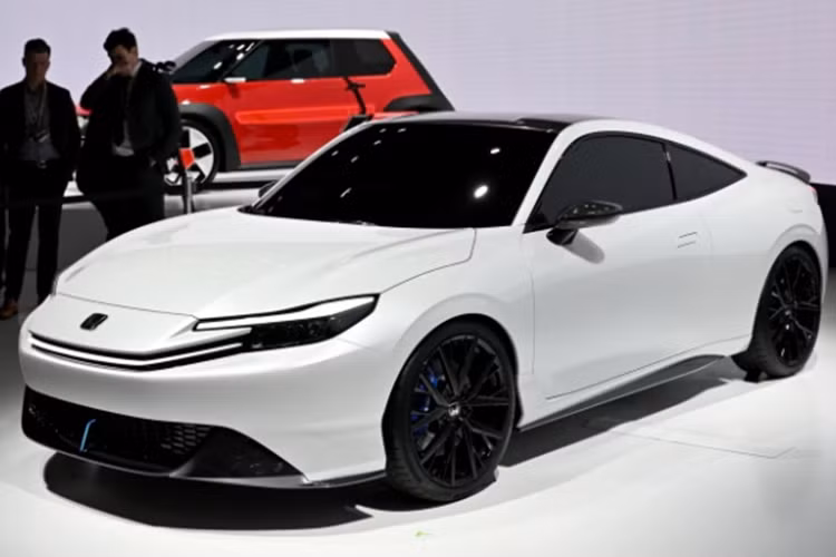 Mới đây, một báo cáo tại Nhật Bản đã hé lộ thêm một vài thông tin về mẫu Prelude này. Cụ thể, Honda Prelude 2025 mới sẽ được giới thiệu dưới dạng một chiếc coupe 2 cửa với 4 ghế ngồi, hệ truyền động vẫn dùng cầu trước tương tự "người tiền nhiệm" được giới thiệu lần đầu tiên vào năm 1978.