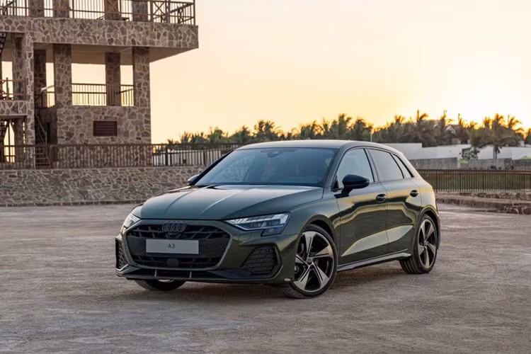 Ở phía sau, Audi A3 được bổ sung khe hút gió mới và thiết kế cản sau lấy cảm hứng từ Audi RS. Audi A3 bản Allstreet được nâng gầm thêm 15mm so với bản thường, đi kèm bộ mâm lớn hơn (kích thước 19 inch).