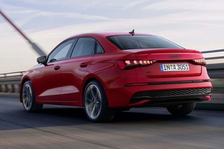 Mức giá xe Audi A3 2025 bán ra khởi điểm là 35.650 euro (khoảng 960 triệu đồng) cho bản hatchback, 36.450 euro (khoảng 982 triệu đồng) cho bản sedan và 37.450 euro (1,01 tỷ đồng) đối với cấu hình Allstreet.