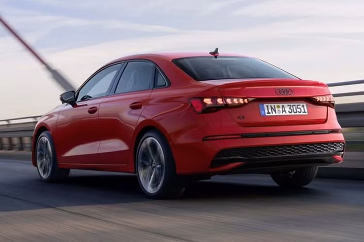 Mức giá xe Audi A3 2025 bán ra khởi điểm là 35.650 euro (khoảng 960 triệu đồng) cho bản hatchback, 36.450 euro (khoảng 982 triệu đồng) cho bản sedan và 37.450 euro (1,01 tỷ đồng) đối với cấu hình Allstreet.