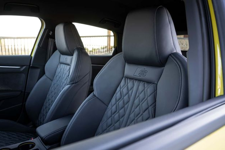 Xe được bổ sung đèn viền nội thất, thay đổi cách bài trí ở cụm điều khiến trung tâm và hệ thống âm thanh. Ở trên mọi phiên bản, Audi A3 đều được trang bị màn hình trung tâm cỡ 10,1 inch.