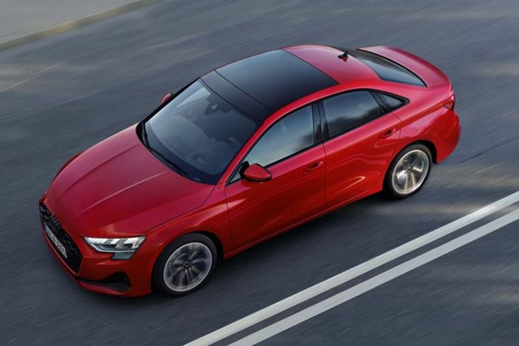 Thứ nhất là hệ thống mild-hybrid bao gồm máy xăng 1.5L kết hợp với mô-tơ điện, cho tổng công suất là 148 mã lực. Thứ hai là động cơ dầu 2.0L, có công suất tương tự phiên bản máy xăng. Audi cho biết trong tương lai A3 sẽ được bổ sung các phiên bản động cơ hybrid, diezel và PHEV khác.