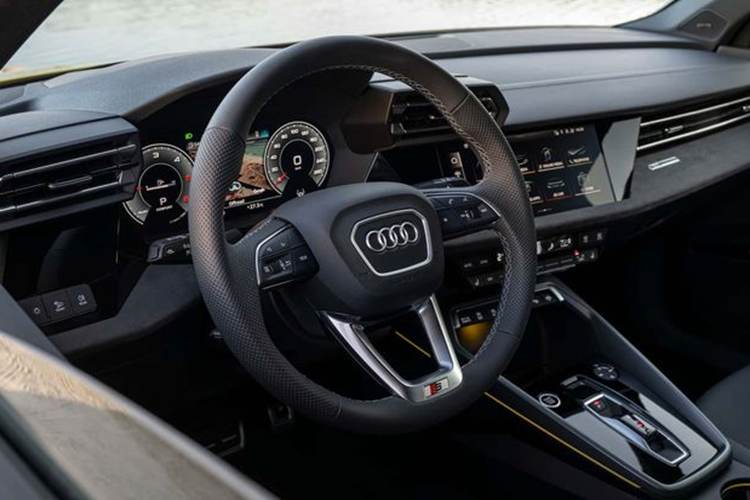 Tổng cộng, phiên bản này có khoảng sáng gầm xe cao hơn các bản sedan/hatchback 30mm nhờ 2 thay đổi trên. Không gian nội thất của Audi A3 mới không có quá nhiều khác biệt so với phiên bản hiện tại.