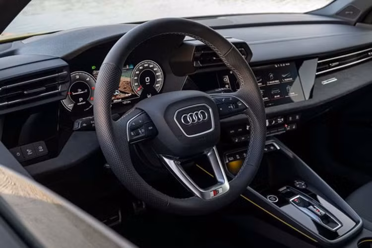 Tổng cộng, phiên bản này có khoảng sáng gầm xe cao hơn các bản sedan/hatchback 30mm nhờ 2 thay đổi trên. Không gian nội thất của Audi A3 mới không có quá nhiều khác biệt so với phiên bản hiện tại.