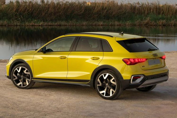 Không chỉ vậy, xe còn được bổ sung thêm cấu hình gầm cao “giả SUV” Allstreet. Audi A3 2025 mới được thay đổi nhẹ về kiểu dáng bên ngoài với lưới tản nhiệt Singleframe rộng hơn, đi kèm với hai khe hút gió ở hai bên và bộ chia gió mới.