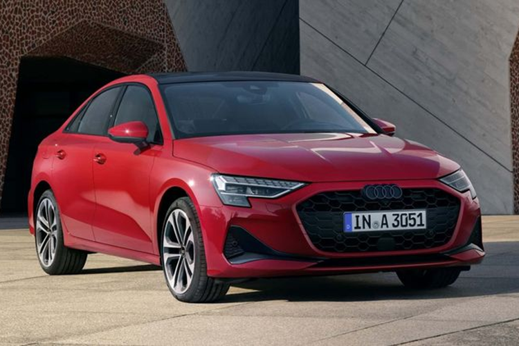 Ở một số thị trường nhất định, ví dụ như Vương quốc Anh , chủ sở hữu Audi A3 được bổ sung một số tính năng như kiểm soát hành trình thích ứng và hỗ trợ đèn pha thông qua ứng dụng myAudi. Hiện tại, Audi A3 2025 có hai phiên bản động cơ.