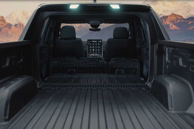 Sierra EV Denali Edition 1 sẽ ra mắt với sức kéo tối đa ước tính là 4535 kg và sức tải hàng hóa lên tới 658 kg, cao hơn con số công bố ban đầu. Ngoài ra, Sierra EV có thể sạc nhanh với công suất lên tới 350kW, sạc 10 phút có thể đi được hơn 160 km.