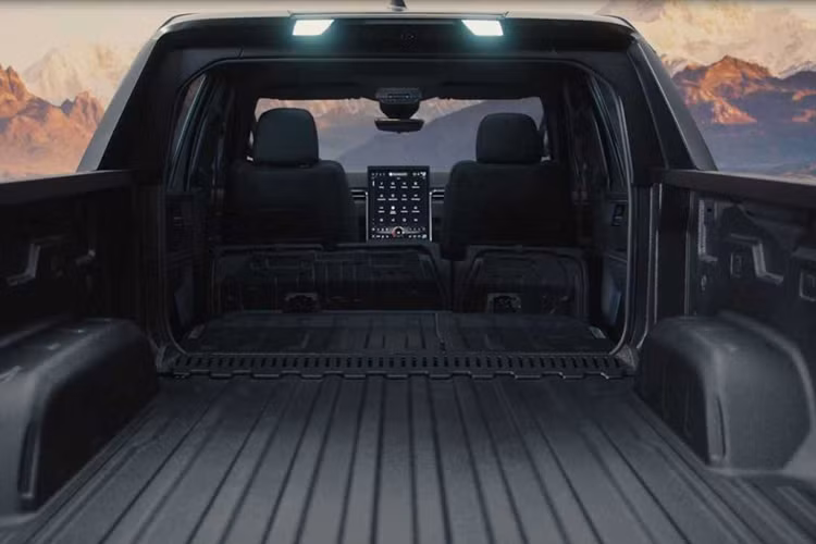 Sierra EV Denali Edition 1 sẽ ra mắt với sức kéo tối đa ước tính là 4535 kg và sức tải hàng hóa lên tới 658 kg, cao hơn con số công bố ban đầu. Ngoài ra, Sierra EV có thể sạc nhanh với công suất lên tới 350kW, sạc 10 phút có thể đi được hơn 160 km.