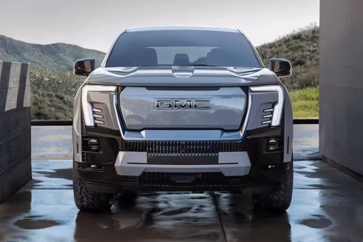 Tuy nhiên thay vì việc mở bán mẫu xe này vào đầu năm 2024, kế hoạch đã thay đổi và đẩy lùi thời điểm mở bán tới mùa hè năm nay. Hiện tại, thương hiệu công bố giá xe GMC Sierra Denali EV ở mức 99.495 USD (tương đương khoảng 2,5 tỷ đồng).