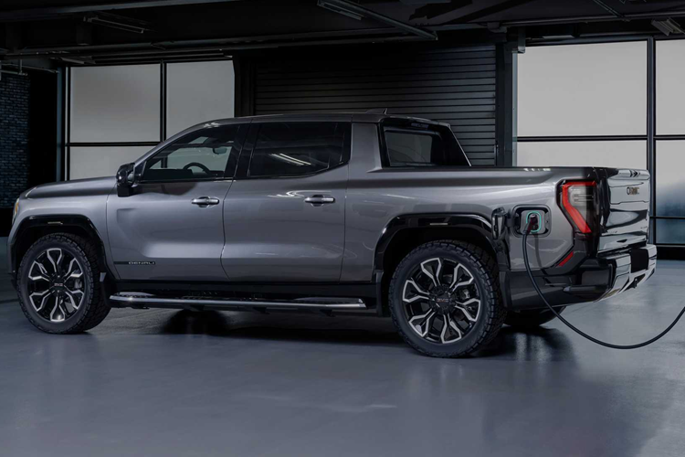 Hiện toàn bộ những chiếc xe thuộc lô đầu tiên đã được bán hết, nhưng GMC không chia sẻ chính xác số lượng xe Edition 1 mà họ đang sản xuất. Đối với các phiên bản Sierra EV khác, giá bán cũng như thời gian giao xe sẽ được GMC công bố trong thời gian tới.