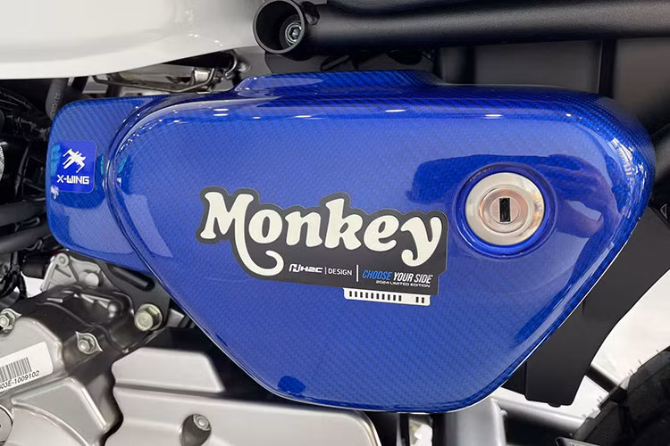 Cụ thể, Honda Monkey Star Wars bản Light Side mang đến cái nhìn tinh tế, thanh lịch với thân xe sơn màu xanh lam kết hợp trắng. Tay lái cũng được bọc cao su màu xanh “ton-sour-ton”, mâm xe màu đen có thêm đường viền xanh dương phát sáng vào ban đêm.