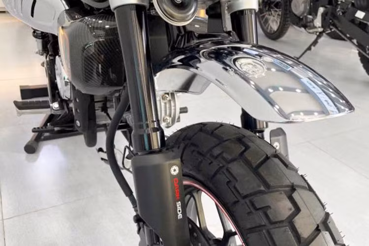 Trong khi đó bản Dark Side lại cho cái nhìn mạnh mẽ, hầm hố khi “khoác bộ áo” phối gam màu tối đen – đỏ. Tương tự bản Light Side, phiên bản này cũng được trang bị ốp tay lái và bộ mâm với đường viền cùng tông màu thân xe.