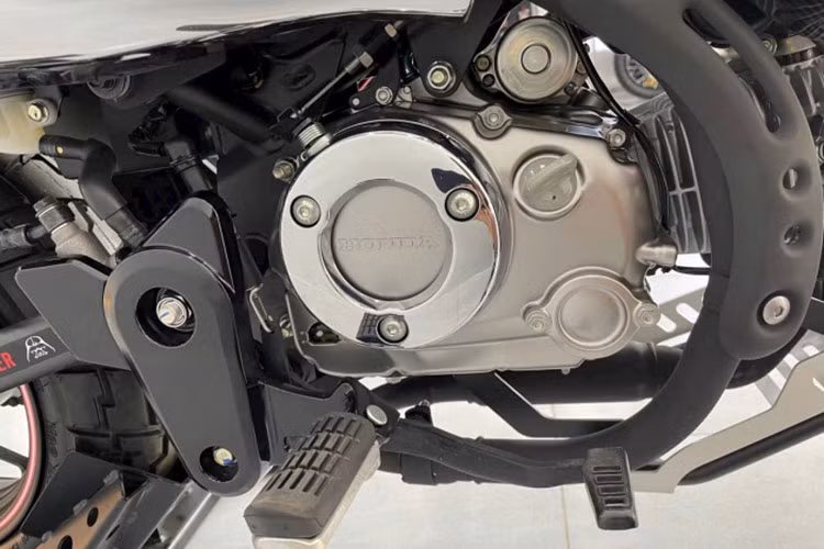 Bánh trước của Honda Monkey Star Wars có kích thước 120/80-R12 kèm giảm xóc hành trình ngược. Trong khi bánh sau kích thước 130/80-R12. Cả hai bánh đều đi kèm phanh đĩa đơn.