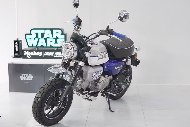 Khách hàng mua Honda Monkey Star Wars bản đặc biệt này còn được tặng kèm một số quà tặng như móc khóa đánh số thứ tự xe xuất xưởng, áo da và vật phẩm mô phỏng kiếm phát sáng Star Wars.