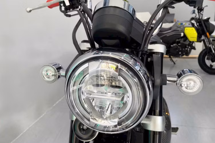 Tương tự sự giao tranh giữa 2 phe chính trong loạt phim Chiến tranh giữa các vì sao, Honda Monkey Star Wars Limited Edition cũng được CUB House chia thành 2 phiên bản đại diện cho phe Jedi (Light Side) và phe bóng tối Sith (Dark Side).