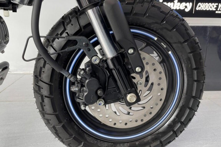 Trên bình xăng trước yên của mỗi chiếc xe đều có một miếng dán đánh dấu số thứ tự bản sản xuất cùng dòng chữ "Star Wars" được làm nổi bên hông bình xăng. Ngoài những thay đổi trên, Honda Monkey Star Wars vẫn được trang bị đồng hồ tốc độ LCD dạng tròn, đèn pha và đèn hậu đều sử dụng công nghệ LED.