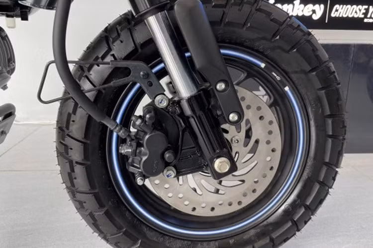 Trên bình xăng trước yên của mỗi chiếc xe đều có một miếng dán đánh dấu số thứ tự bản sản xuất cùng dòng chữ "Star Wars" được làm nổi bên hông bình xăng. Ngoài những thay đổi trên, Honda Monkey Star Wars vẫn được trang bị đồng hồ tốc độ LCD dạng tròn, đèn pha và đèn hậu đều sử dụng công nghệ LED.