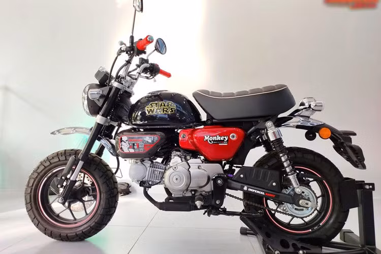 Tiếp nối thành công của các mẫu xe độc đáo trước đây như Cub Disney, Monkey Carnival, Dax Tamiya, mẫu xe máy Honda Monkey Star Wars edition hứa hẹn sẽ tạo nên cơn sốt mới cho những người yêu thích xe máy và cả fan của bộ phim huyền thoại Star Wars. 