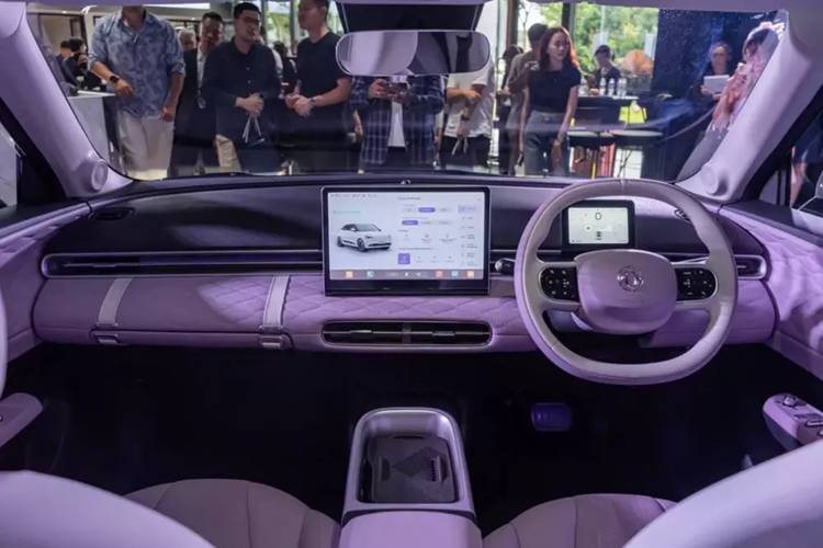 Với kích thước này, mẫu xe nhà Dongfeng sẽ được định vị trong phân khúc ô tô điện hạng B. Bên ngoài, Dongfeng Box mang trên mình thiết kế hatchback 5 cửa và bị đánh giá là trông khá giống với ô tô điện Smart #1 của hãng Mercedes-Benz. Xe được thiết kế bo tròn và mềm mại, tạo cảm giác dễ thương.