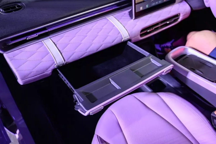 Hai ghế trước của xe có thể ngả phẳng về phía sau để người dùng nghỉ ngơi. Khoang hành lý có thể tích 326 lít tiêu chuẩn hoặc 945 lít nếu gập ghế sau. Hiện trang bị cụ thể của Dongfeng Box ở thị trường Việt Nam chưa được hé lộ. 