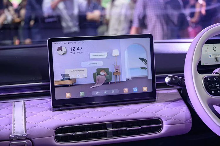 Cụ thể hơn, Dongfeng Box được trang bị cụm đèn pha/đèn hậu hình nhỏ gọn, dải đèn LED định vị ban ngày nằm vắt ngang đầu xe, hốc gió trung tâm rộng trên cản trước, tay nắm cửa ẩn, vành hợp kim, cánh gió mui và hàng loạt chi tiết mạ crôm.