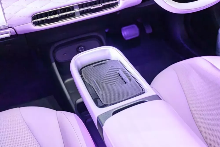 Bên trong mẫu ô tô điện Trung Quốc này là không gian nội thất 2 hàng ghế với 5 chỗ ngồi. Tại đây, xe sở hữu vô lăng 2 chấu vát 2 đầu, tích hợp phím chức năng và bảng đồng hồ kỹ thuật số 5 inch. Đặt nổi trên mặt táp-lô là màn hình cảm ứng trung tâm 12,8 inch, được dùng để chỉnh phần lớn các tính năng trên xe.