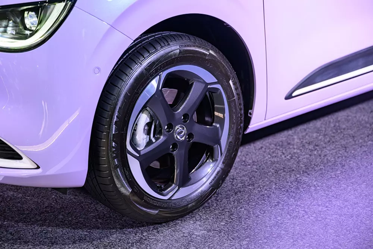 Được biết đến dưới cái tên Nammi 01 ở thị trường Trung Quốc, Dongfeng Box chạy điện ra đời dựa trên cơ sở gầm bệ Quantum Architecture No. 3. Mẫu xe này có kích thước dài x rộng x cao lần lượt 4.030 x 1.810 x 1.570 mm và chiều dài cơ sở 2.660 mm. Thêm vào đó là khoảng sáng gầm 135 mm và bán kính vòng quay tối thiểu 5,1 m.