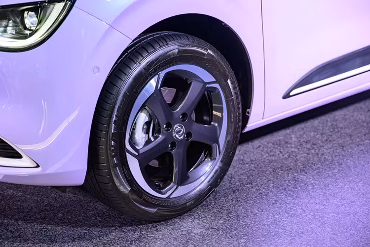 Được biết đến dưới cái tên Nammi 01 ở thị trường Trung Quốc, Dongfeng Box chạy điện ra đời dựa trên cơ sở gầm bệ Quantum Architecture No. 3. Mẫu xe này có kích thước dài x rộng x cao lần lượt 4.030 x 1.810 x 1.570 mm và chiều dài cơ sở 2.660 mm. Thêm vào đó là khoảng sáng gầm 135 mm và bán kính vòng quay tối thiểu 5,1 m.