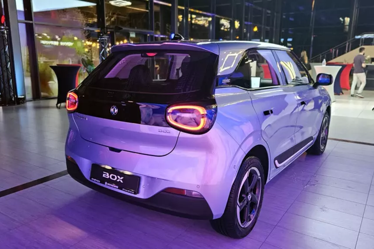 Dongfeng vốn không phải là thương hiệu xa lạ ở thị trường Việt Nam. Thậm chí, Dongfeng còn được mệnh danh là "ông trùm xe tải" ở Việt Nam. Tuy nhiên, ở mảng ô tô du lịch, Dongfeng đã từng tham gia vào năm 2021 với mẫu xe Evo nhưng không thành công vì giá cao và phải lặng lẽ rời thị trường Việt Nam sau đó.