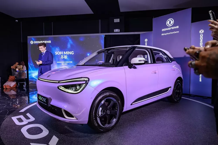 Theo kế hoạch do Dongfeng (Đông Phong) công bố ban đầu, trong tháng 11/2024, hãng sẽ chính thức giới thiệu 4 mẫu xe ở thị trường Việt Nam, bao gồm Huge, Mage, E70 và Dongfeng Box 2025 mới. Tuy nhiên, không rõ vì lý do gì, thời điểm ra mắt của những mẫu xe này ở Việt Nam đã bị lùi lại.