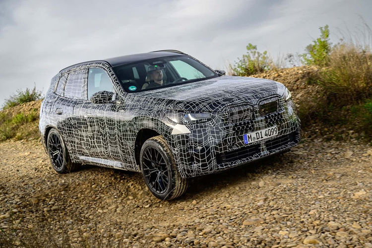 Mặc dù ra mắt vào năm 2017 nhưng chiếc Crossover hạng sang hiện vẫn được ưa chuộng hơn 3 Series Sedan mới hơn. Mới đây, thương hiệu đã tiết lộ những hình ảnh chiếc BMW X3 hoàn toàn mới trong quá trình thử nghiệm, ấn định việc ra mắt trong thời gian ngắn tới.