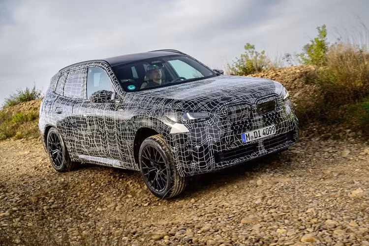 Mặc dù ra mắt vào năm 2017 nhưng chiếc Crossover hạng sang hiện vẫn được ưa chuộng hơn 3 Series Sedan mới hơn. Mới đây, thương hiệu đã tiết lộ những hình ảnh chiếc BMW X3 hoàn toàn mới trong quá trình thử nghiệm, ấn định việc ra mắt trong thời gian ngắn tới.