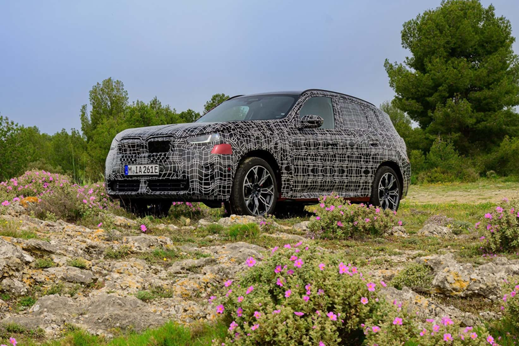 BMW X3 bản hiệu năng cao nhất có thể được đổi tên từ ký hiệu “M40i” để nhường chỗ cho “M50”. Được biết đến trong nội bộ với tên mã “G45”, BMW X3 2025 đã được bọc trong lớp ngụy trang decal nhằm che giấu đi thiết kế ngoại thất của xe.