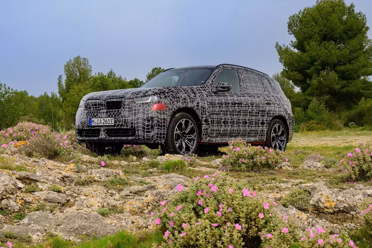 BMW X3 bản hiệu năng cao nhất có thể được đổi tên từ ký hiệu “M40i” để nhường chỗ cho “M50”. Được biết đến trong nội bộ với tên mã “G45”, BMW X3 2025 đã được bọc trong lớp ngụy trang decal nhằm che giấu đi thiết kế ngoại thất của xe.