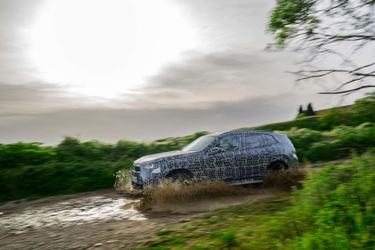 Các kỹ sư đã tăng độ cứng và sử dụng các thanh chống giằng nhằm gia cố để mang lại cảm giác lái hấp dẫn hơn mà không ảnh hưởng tiêu cực đến sự thoải mái khi lái xe. Được biết, X3 mới sẽ được trang bị thêm tùy chọn hệ thống khung gầm với trang bị bộ giảm xóc điều khiển điện tử.