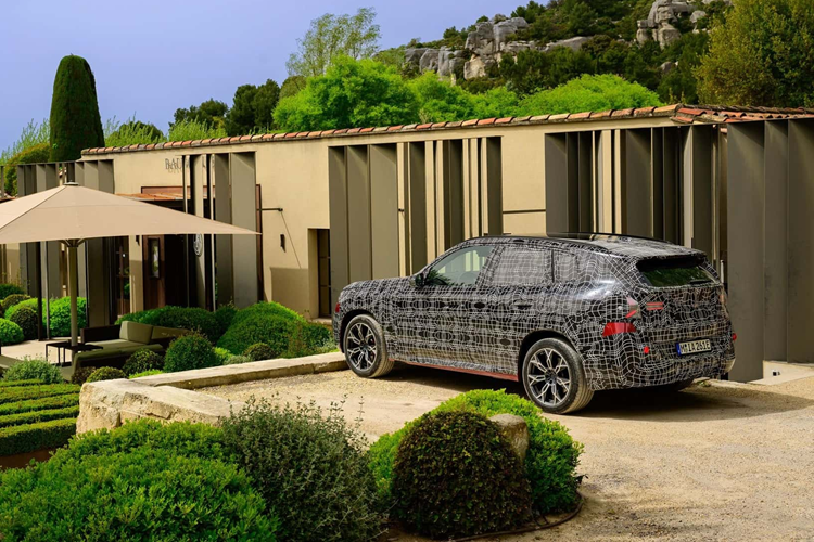 Về mẫu BMW X3 2025 mới, theo dự kiến các phiên bản với trang bị động cơ xăng, diesel và plug-in hybrid sẽ ra mắt trong vài tuần nữa và sẽ được bán ra trước cuối năm nay.