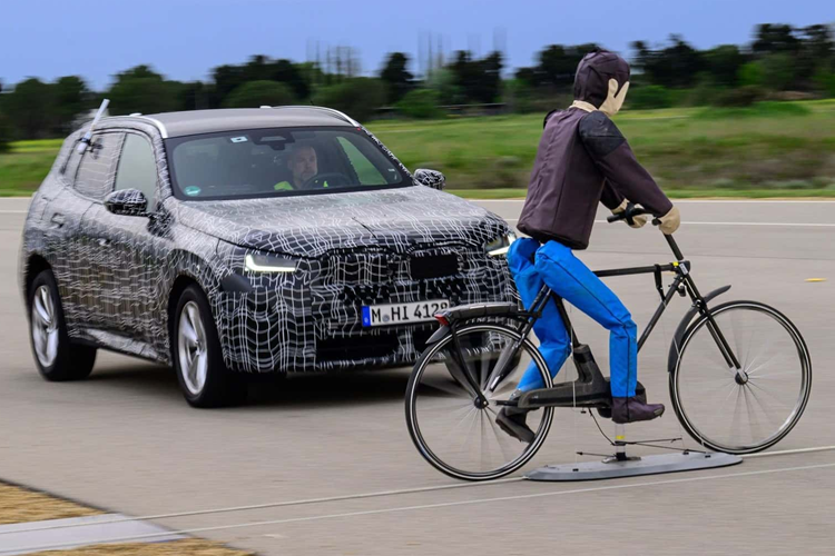 Mẫu xe cũng sẽ được nâng cấp về hệ thống lái mang lại sự thoải mái hơn và xe sẽ được nâng cấp thêm những công nghệ hỗ trợ người lái và an toàn mới nhất. BMW tự tin rằng X3 cải tiến sẽ vượt qua tất cả các bài kiểm tra va chạm Euro NCAP với kết quả xuất sắc.