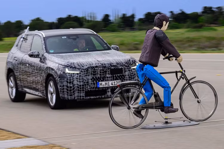 Mẫu xe cũng sẽ được nâng cấp về hệ thống lái mang lại sự thoải mái hơn và xe sẽ được nâng cấp thêm những công nghệ hỗ trợ người lái và an toàn mới nhất. BMW tự tin rằng X3 cải tiến sẽ vượt qua tất cả các bài kiểm tra va chạm Euro NCAP với kết quả xuất sắc.