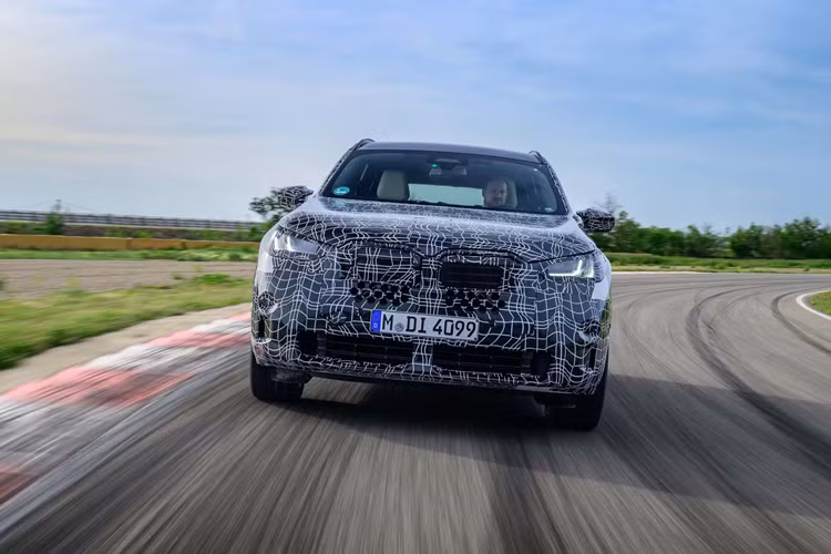 Về nội thất, xe sẽ được trang bị màn hình cảm ứng đa chức năng tiện nghi giúp người dùng có thể dễ dàng thao tác các tính năng hơn. Bên cạnh mẫu X3 được ra mắt trong thời gian tới, vào năm sau, thương hiệu cũng sẽ ra mắt mẫu xe chạy bằng điện iX3 thế hệ mới.