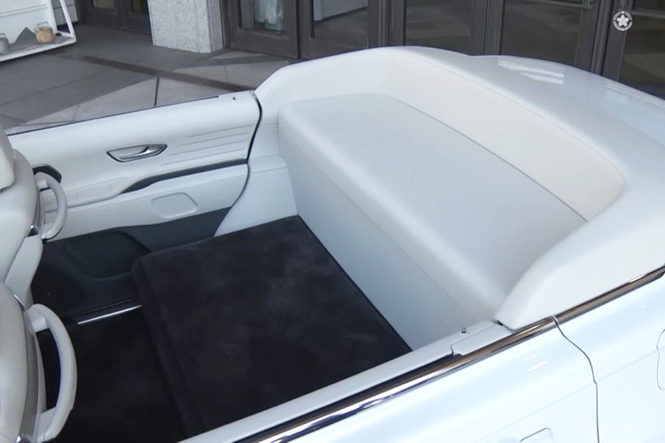 Hiện chưa rõ mức giá xe Toyota Century SUV mui trần. Tại thị trường Nhật Bản, Toyota Century SUV 2024 bản thường hiện đang có giá khởi điểm từ 25 triệu Yên (khoảng 4,07 tỷ đồng).