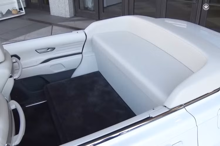 Hiện chưa rõ mức giá xe Toyota Century SUV mui trần. Tại thị trường Nhật Bản, Toyota Century SUV 2024 bản thường hiện đang có giá khởi điểm từ 25 triệu Yên (khoảng 4,07 tỷ đồng).