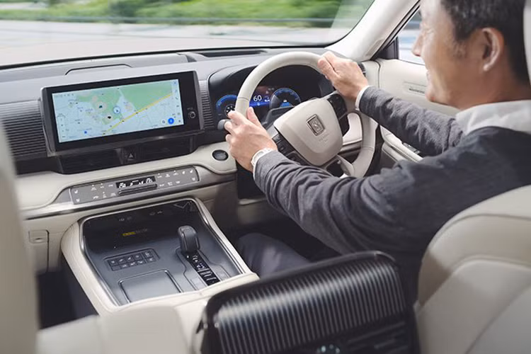 Toyota Century SUV phiên bản mui trần được trang bị hệ truyền động plug-in hybrid V6 3.5 lít với công suất tổng hợp đạt 406 mã lực. Sức mạnh được truyền tới cả bốn bánh thông qua hộp số e-CVT và hệ thống phân phối lực thông minh E-Four Advanced AWD.